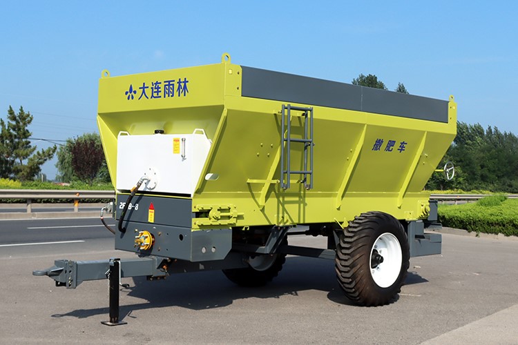 拖拉机牵引式双圆盘撒肥机，进行�v有机肥抛撒还田，助力高标准农田建设